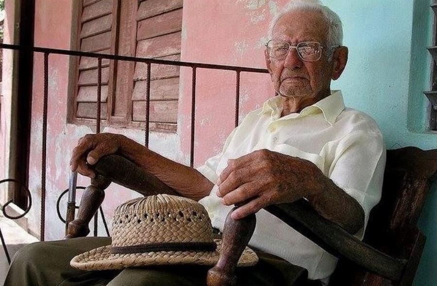 Μαθήματα ευτυχίας από έναν 80χρονο: Τι να αλλάξετε στην καθημερινότητα σας για να γίνετε πραγματικά ευτυχισμένοι