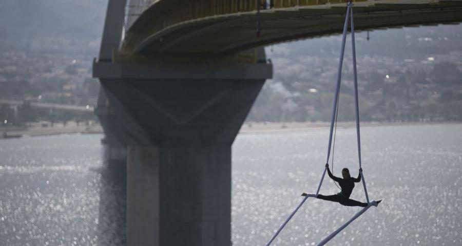 Χόρεψε στον αέρα: Ελληνίδα χορεύτρια κρεμάστηκε από την γέφυρα Ρίου-Αντιρρίου και άρχισε να χορεύει αιωρούμενη
