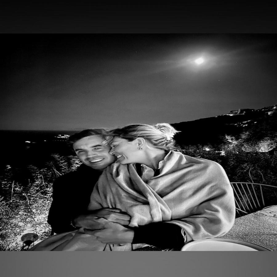 Ο έρωτας και ο βήχας δεν κρύβονται: Οι ρομαντικές αγκαλιές της Βίκυς Καγιά με τον Ηλία Κρασσά κάτω από το φεγγάρι