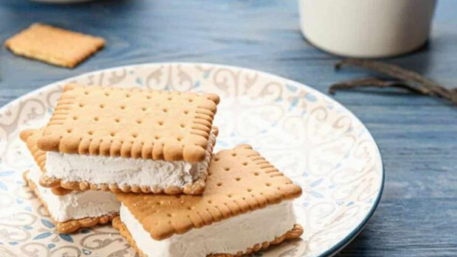 Παγωμένη πανδαισία για τις λιγούρες: Μπισκοτογλυκό με ζαχαρούχο γάλα και άλλα 3 υλικά έτοιμο στο πι και φι