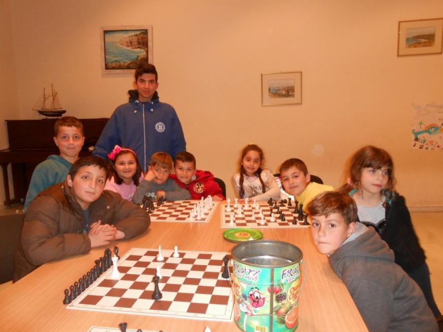 «Η επιτυχία δεν καθορίζει τη ζωή σου»: Παιδί με 7 αδέλφια που συγκέντρωσε 19.376 μόρια – Ο πρώτος των πρώτων στις πανελλαδικές εξετάσεις