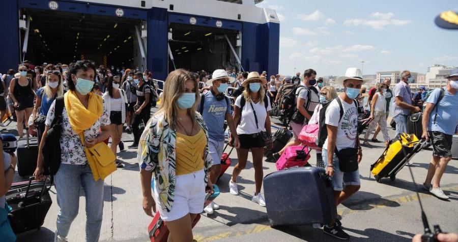 Πανδημία: Η επιτροπή των ειδικών θα εξετάσει την επαναφορά της μάσκας