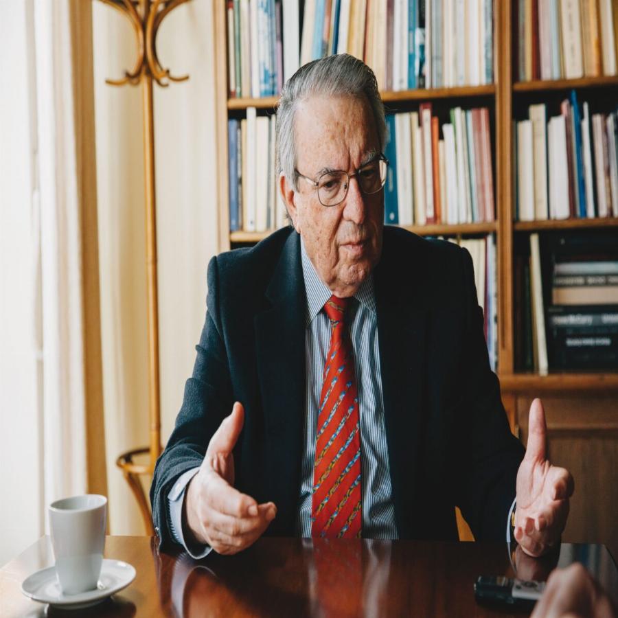 Μπαμπινιώτης: «Το ελληνικό σχολείο είναι άχρηστο. Τα παιδιά δεν θυμούνται τίποτα»