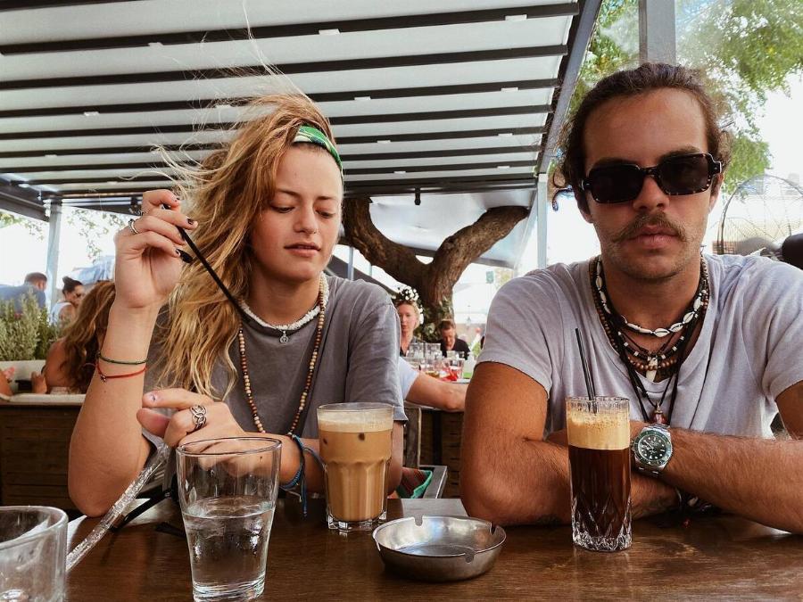 Εργαζόμενη κοπέλα η Γαία Μερκούρη: Το υπέροχο βίντεο από το ξενοδοχείο του Ματέο Παντζόπουλου στην Άνδρο