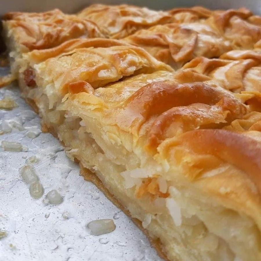 Σκέτη μούρλια: Παραδοσιακή πίτα με ρύζι από την Ήπειρο – Δεν θα μείνει κομμάτι στο ταψί από αυτή την ρυζόπιτα