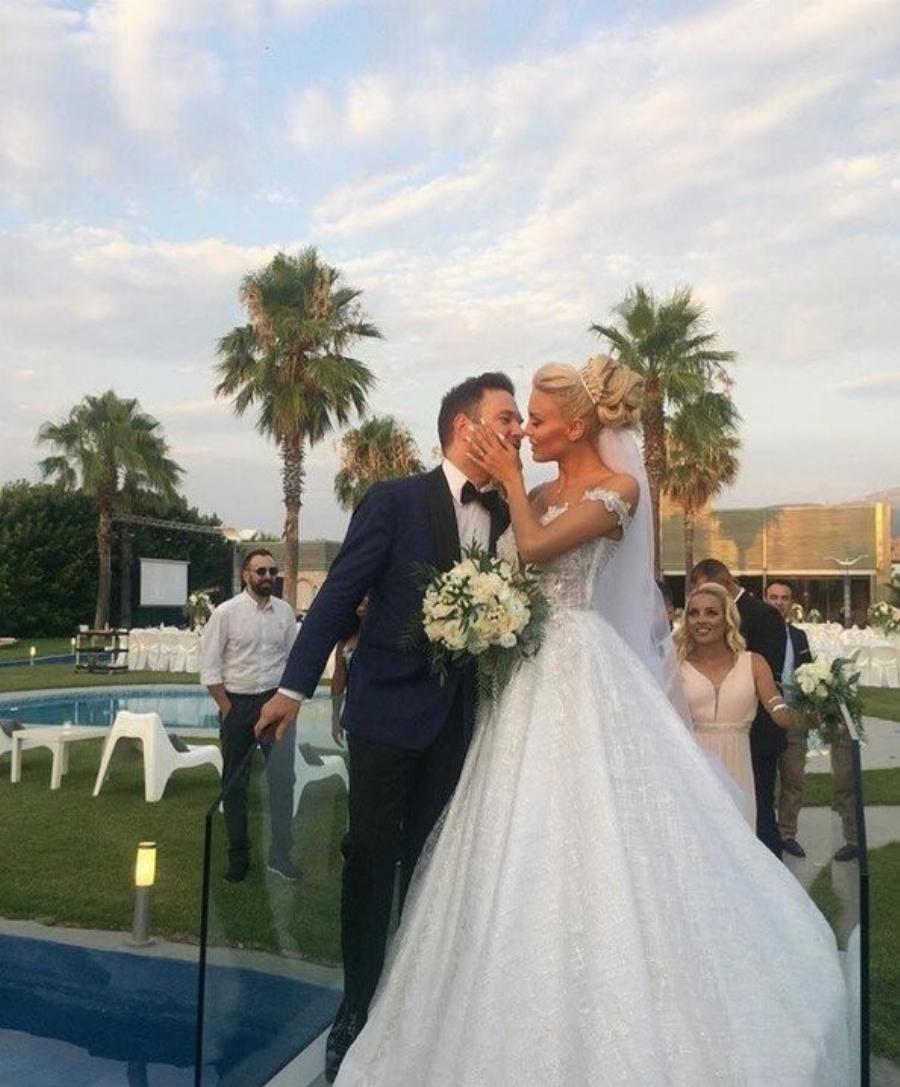 Πολύ πιο πριν από τον Στάθη Σχίζα: Τα σπάνια στιγμιότυπα από τον λαμπερό γάμο της Αλεξάνδρας Παναγιώταρου με τον Αριστομένη Γιαννόπουλο