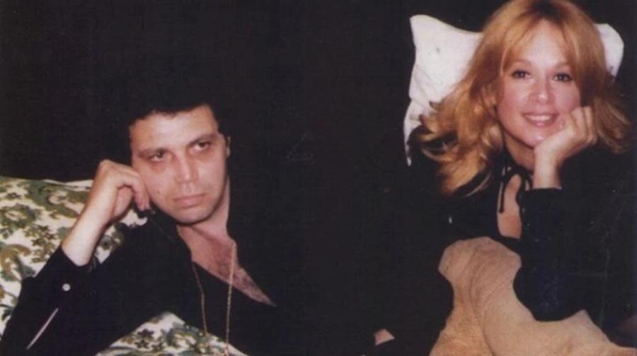 Ευτυχισμένη στην αγκαλιά του συζύγου της: Το σπάνιο ντοκουμέντο της Αλίκης Βουγιουκλάκη στην αγκαλιά του Γιώργου Ηλιάδη που διέρρευσε 42 χρόνια μετά