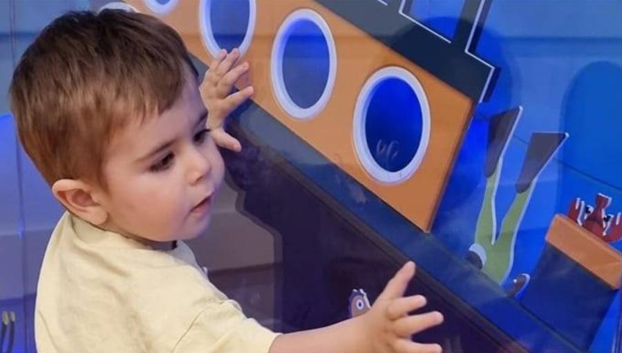 Πέρασε το άσχημο όνειρο: Ο μικρός Πολυχρόνης επιστρέφει στην Ελλάδα μετά από το χειρουργείο στην καρδιά