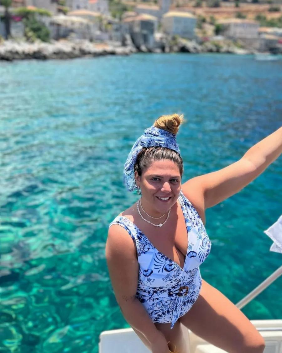Έκλεψε τις εντυπώσεις με φόντο τα καταγάλανα νερά: Η Δανάη Μπάρκα πόζαρε φορώντας το μαγιό της και αποθεώθηκε από το κοινό της