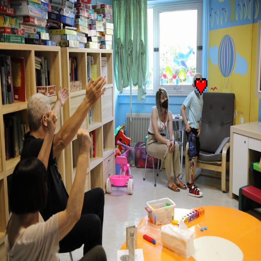 Άνθρωπος με Α κεφάλαιο: Ο Βλαδίμηρος Κυριακίδης συνάντησε παιδιά που δίνουν μάχη με τον καρκίνο και τα ενθάρρυνε