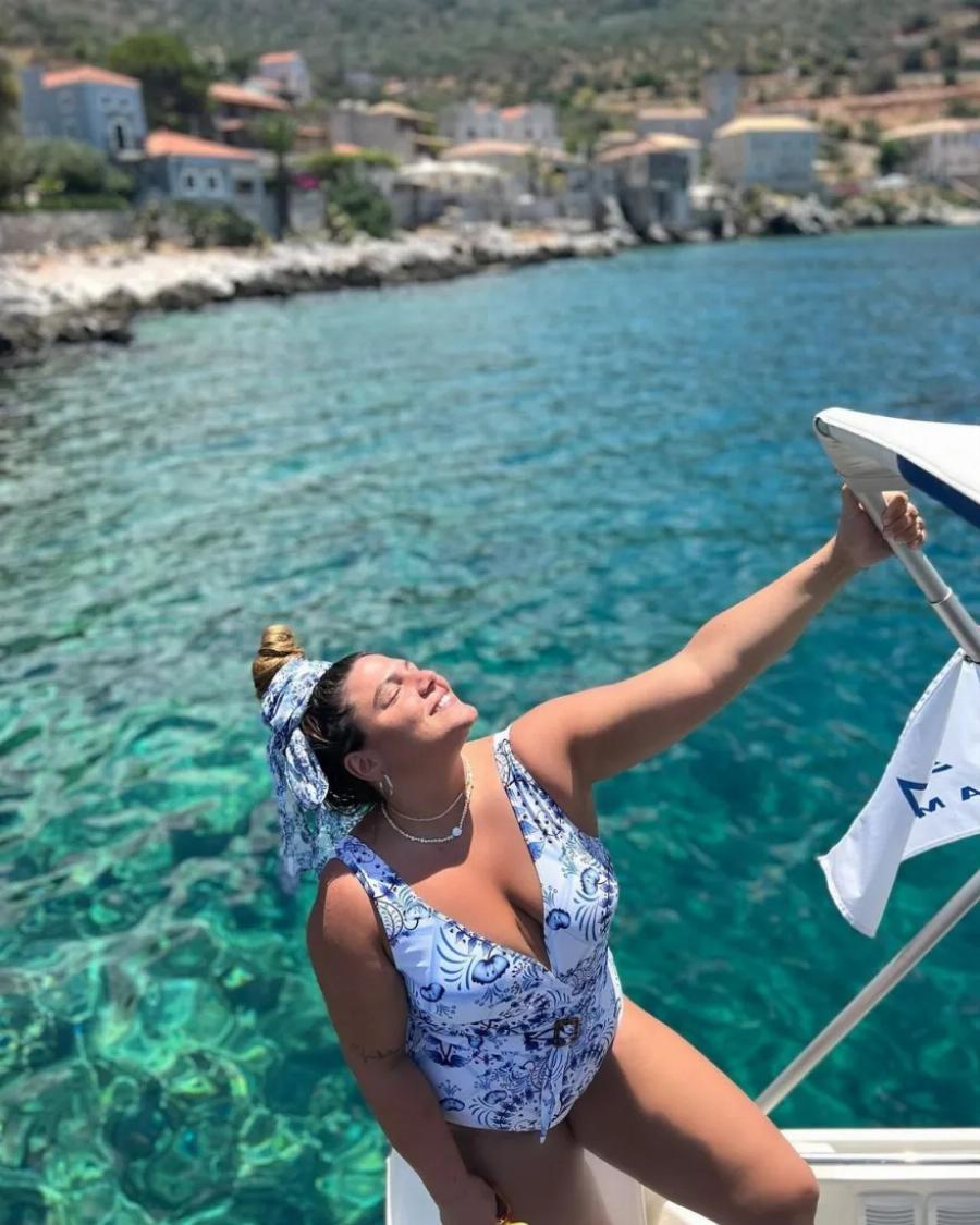 Έκλεψε τις εντυπώσεις με φόντο τα καταγάλανα νερά: Η Δανάη Μπάρκα πόζαρε φορώντας το μαγιό της και αποθεώθηκε από το κοινό της