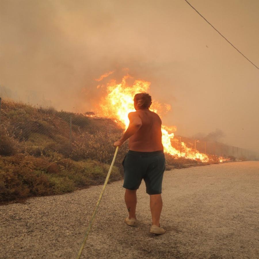 Εικόνες αποκάλυψης στην Πεντέλη: Κάτοικος προσπαθεί με λάστιχο να σταματήσει τη φωτιά πριν φτάσει στο σπίτι του