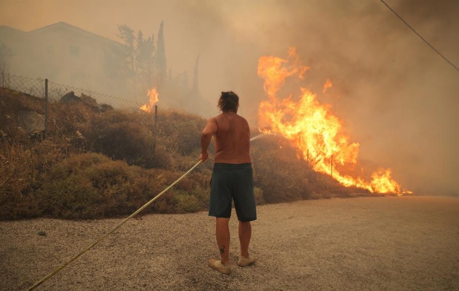 Εικόνες αποκάλυψης στην Πεντέλη: Κάτοικος προσπαθεί με λάστιχο να σταματήσει τη φωτιά πριν φτάσει στο σπίτι του