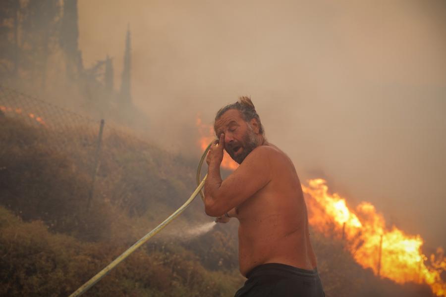 Εικόνες αποκάλυψης στην Πεντέλη: Κάτοικος προσπαθεί με λάστιχο να σταματήσει τη φωτιά πριν φτάσει στο σπίτι του