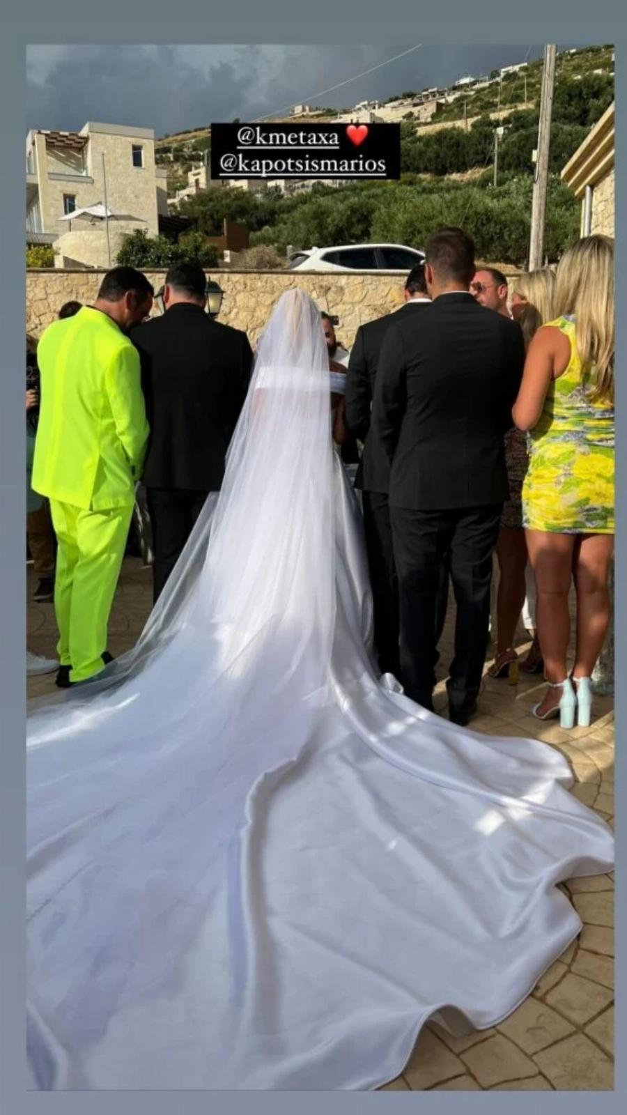 Όλα τα βλέμματα πάνω της: Η Ελένη Φουρέιρα σε ρόλο Αλίκης Βουγιουκλάκη στο γάμο της Κόνι Μεταξά και έπεσαν βροχή τα likes