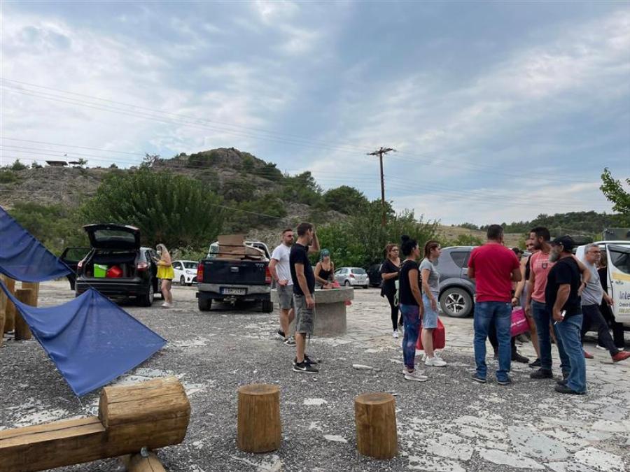 Πράξεις ανθρωπιάς: Σπιτικό φαγητό με συγκινητικά λόγια για τους «μαχητές» της φωτιάς στη Δαδιά του Έβρου