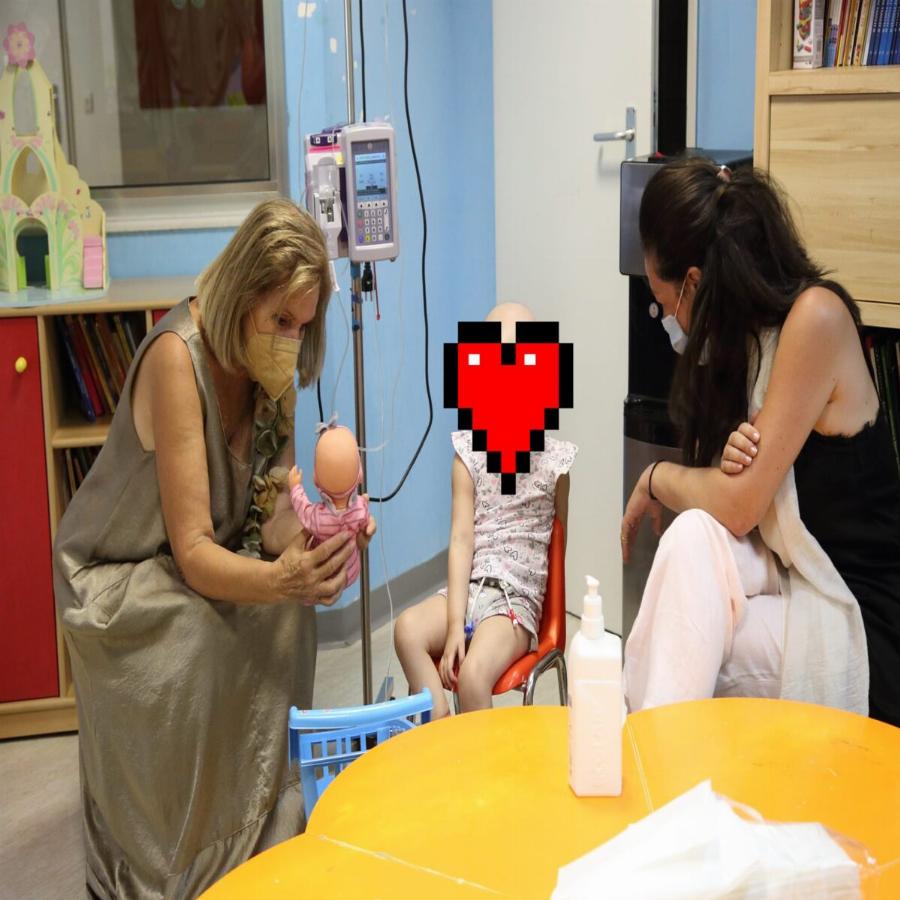 Σπουδαίος άνθρωπος, αληθινή κυρία: H Kαρμεν Ρουγγέρη βρέθηκε στο πλευρό παιδιών που νοσηλεύονται με καρκίνο