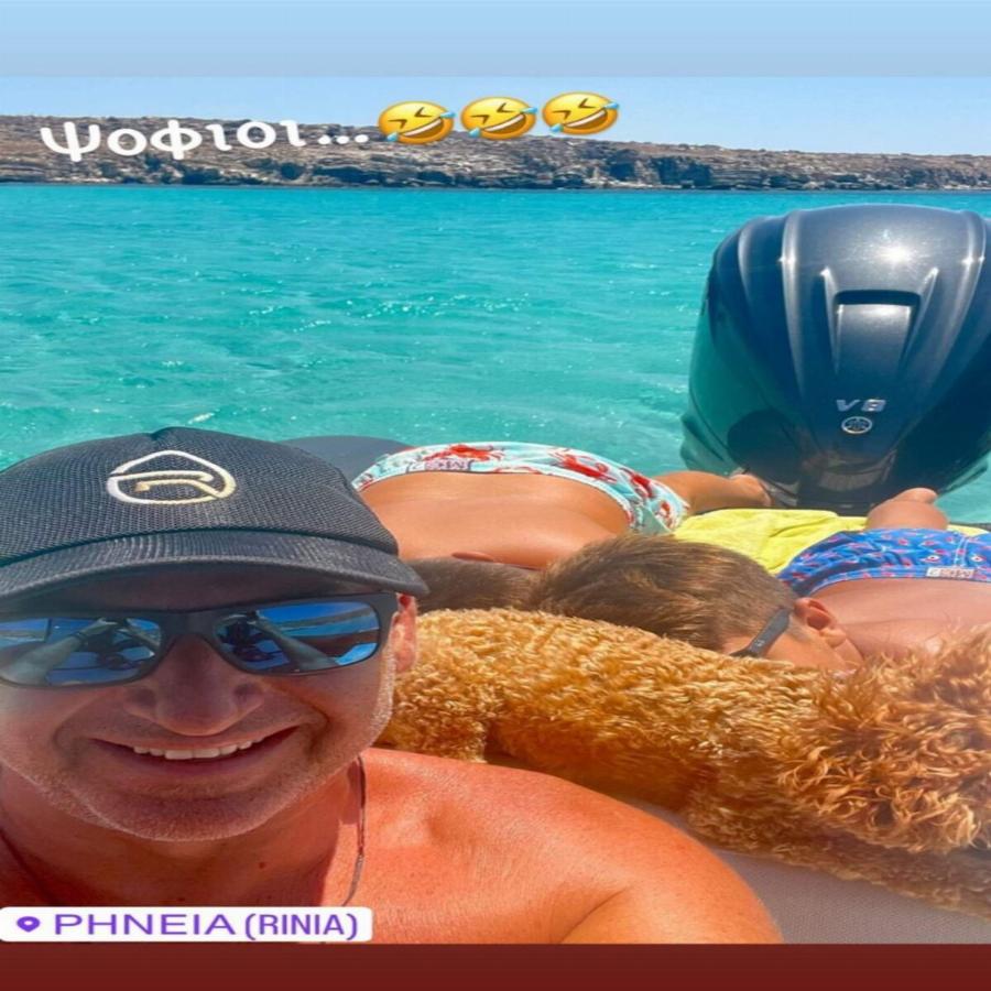 Στα καταγάλανα νερά της Ρηνείας Μυκόνου: Παιχνίδια στη θάλασσα – Στιγμές χαλάρωσης για το Γιώργο Λιάγκα με τους «ροβινσώνες» γιους του