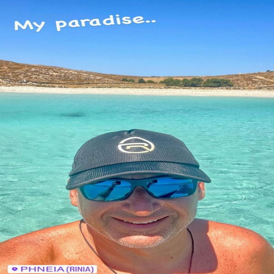 Στα καταγάλανα νερά της Ρηνείας Μυκόνου: Παιχνίδια στη θάλασσα – Στιγμές χαλάρωσης για το Γιώργο Λιάγκα με τους «ροβινσώνες» γιους του