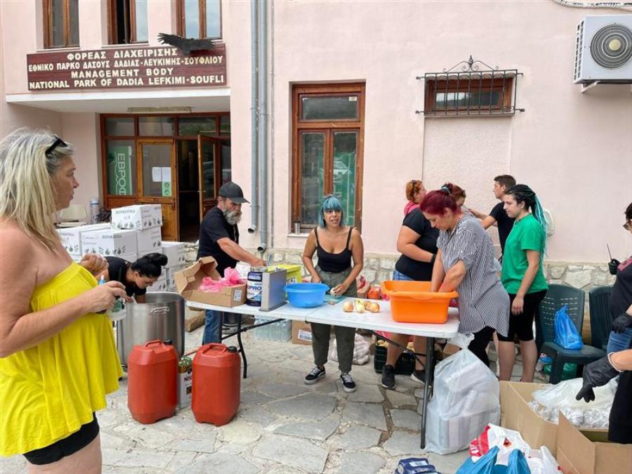 Πράξεις ανθρωπιάς: Σπιτικό φαγητό με συγκινητικά λόγια για τους «μαχητές» της φωτιάς στη Δαδιά του Έβρου