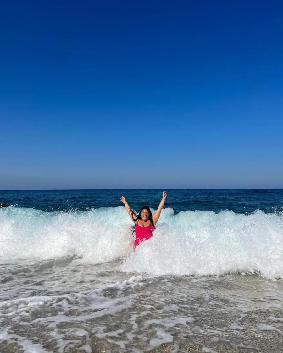 «Παιχνίδια» με τα κύματα: Η Δανάη Μπάρκα φοράει το μαγιό της και ποζάρει μέσα στη θάλασσα