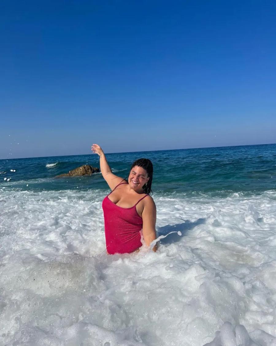 «Παιχνίδια» με τα κύματα: Η Δανάη Μπάρκα φοράει το μαγιό της και ποζάρει μέσα στη θάλασσα