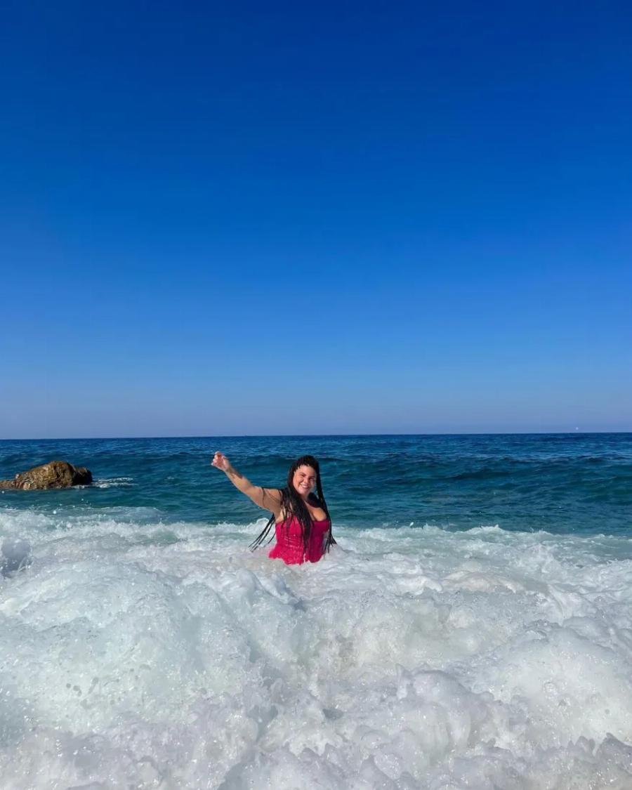 «Παιχνίδια» με τα κύματα: Η Δανάη Μπάρκα φοράει το μαγιό της και ποζάρει μέσα στη θάλασσα