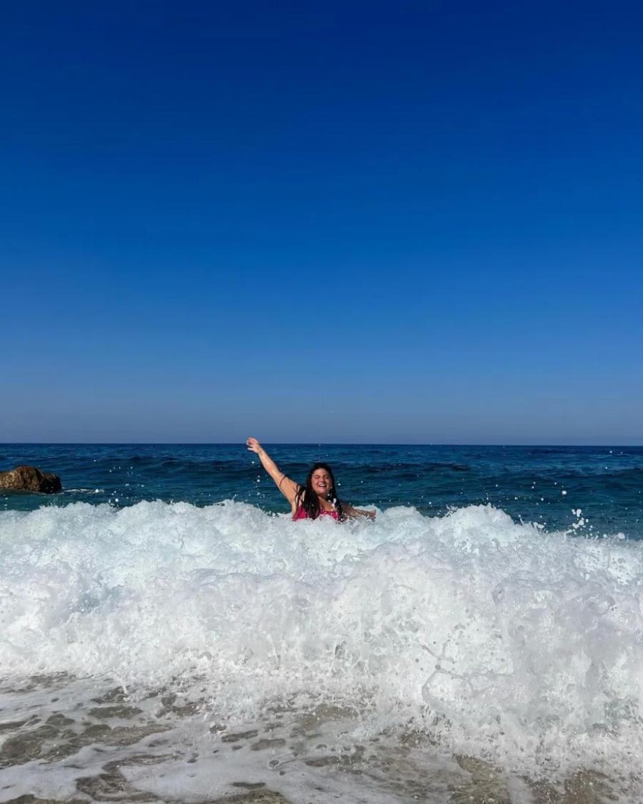 «Παιχνίδια» με τα κύματα: Η Δανάη Μπάρκα φοράει το μαγιό της και ποζάρει μέσα στη θάλασσα