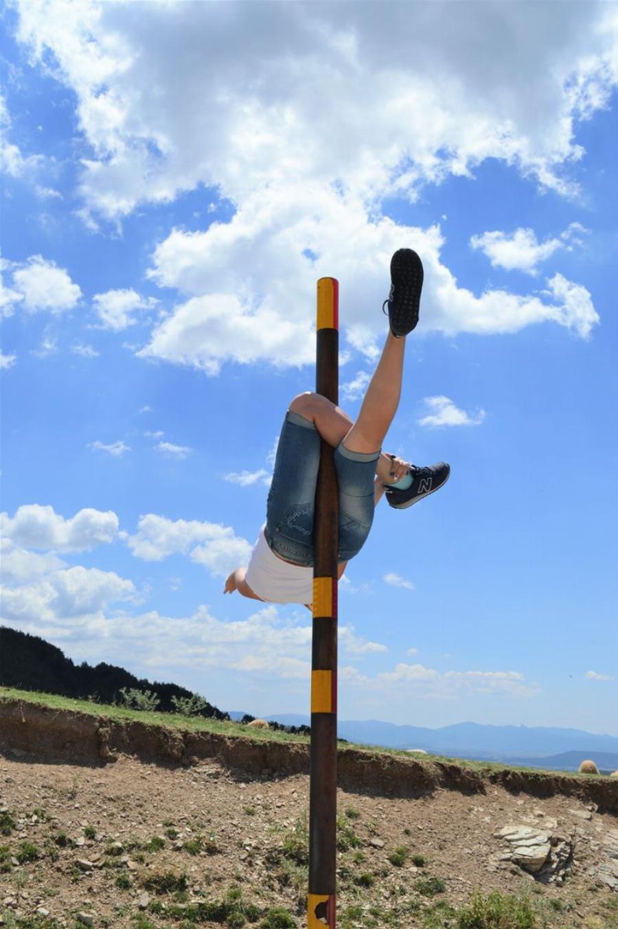 Ξετρέλανε τους κτηνοτρόφους: Τουρίστρια έκανε pole dancing σε κολόνα του δρόμου