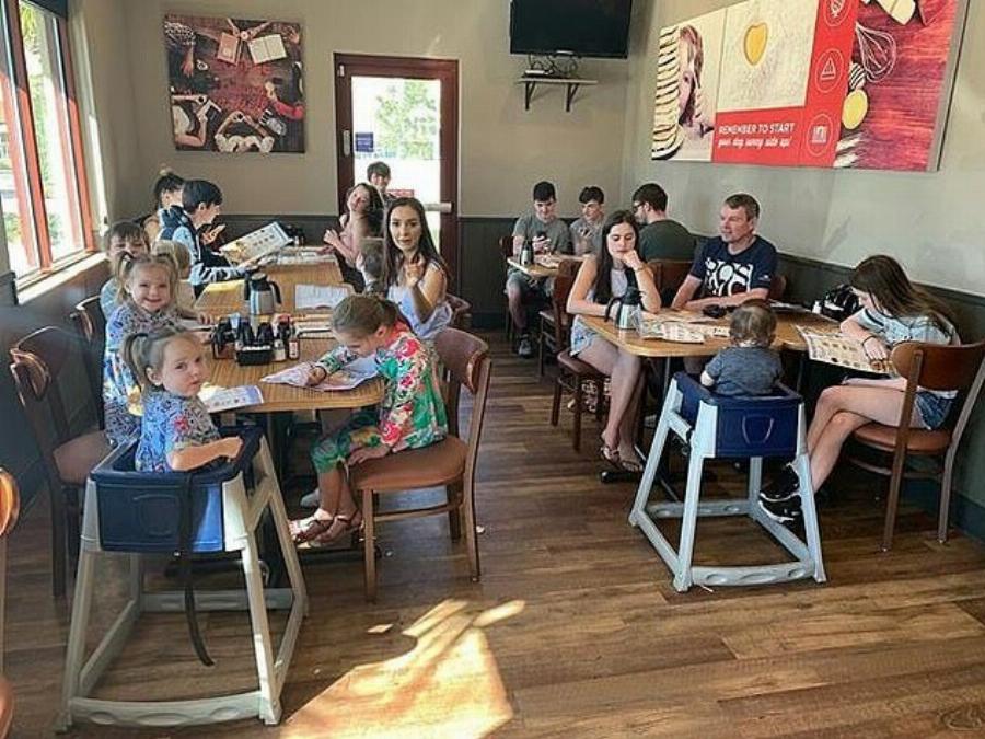 «Δεν κοιμάμαι σχεδόν ποτέ»: Η 45χρονη που έχει γεννήσει 22 φορές και περιγράφει πως είναι πραγματικά η ζωή με τόσα παιδιά