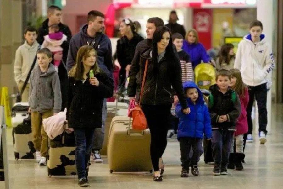 «Δεν κοιμάμαι σχεδόν ποτέ»: Η 45χρονη που έχει γεννήσει 22 φορές και περιγράφει πως είναι πραγματικά η ζωή με τόσα παιδιά