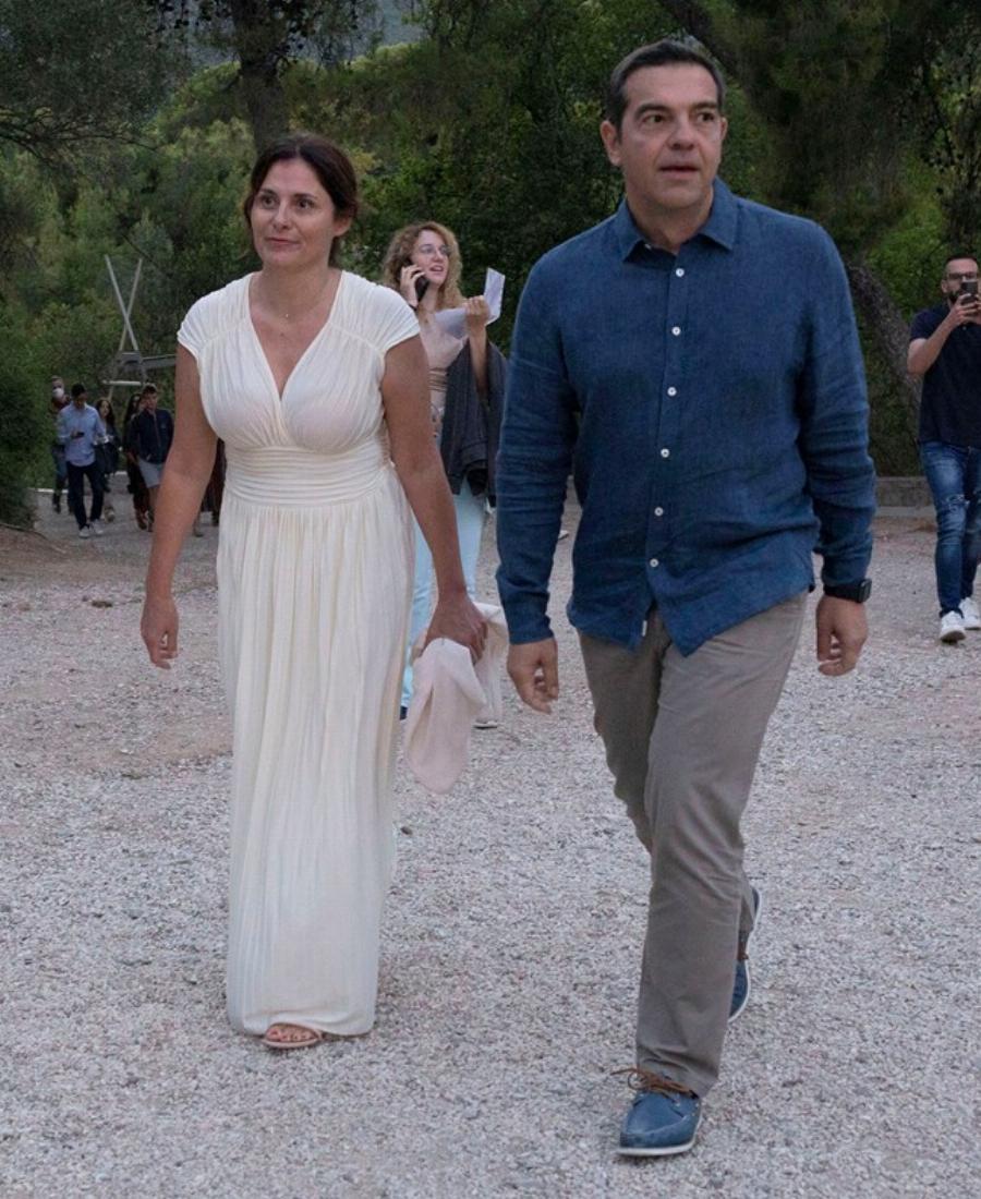 Αρχαία Ελληνική ομορφιά: H Μπέτυ Μπαζιάνα με αρχαιοελληνικό φόρεμα στην Επίδαυρο κλέβει την παράσταση