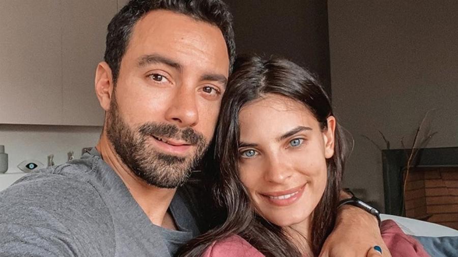 Το αποκάλυψε στο Instagram: Τρισευτυχισμένη δίπλα στον Σάκη Τανιμανίδη η Χριστίνα Μπόμπα – Πως τα πάνε οι δίδυμες κόρες της μεταξύ τους