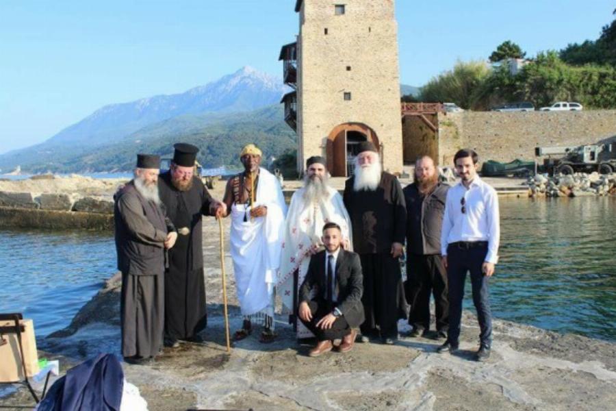 Συγκινητική στιγμή: Βασιλιάς από την Ακτή Ελεφαντοστού βαφτίστηκε Χριστιανός στο Άγιο Όρος
