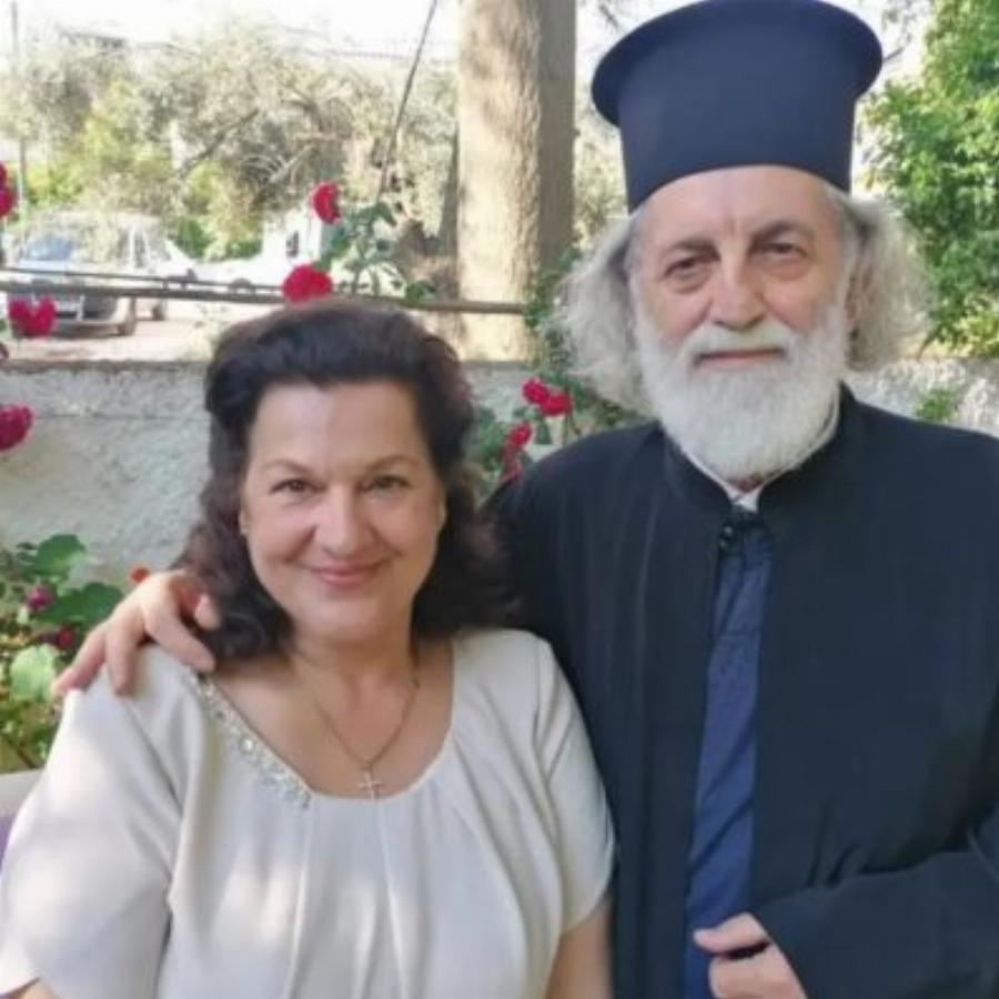 Στέλλα Γκίκα: Η «παπαδιά» του «Σασμού» ποζάρει χαμογελαστή με το μαγιό της σε νησί των Κυκλάδων