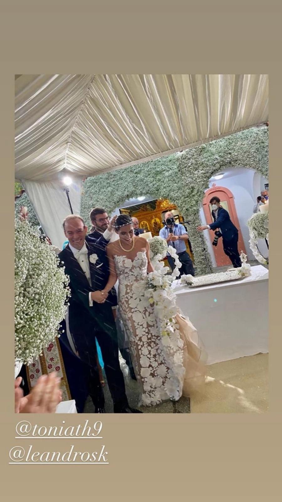 Εμφάνιση που άφησε εποχή: Η Κατερίνα Καινούργιου με εξώπλατο σατέν φόρεμα σε γάμο με κουμπάρο τον Τσαγκρίδη – Τράβηξε όλα τα βλέμματα πάνω της