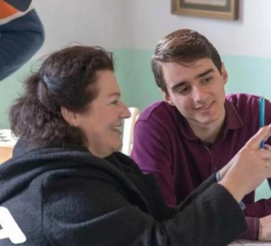 Στέλλα Γκίκα: Η «παπαδιά» του «Σασμού» ποζάρει χαμογελαστή με το μαγιό της σε νησί των Κυκλάδων