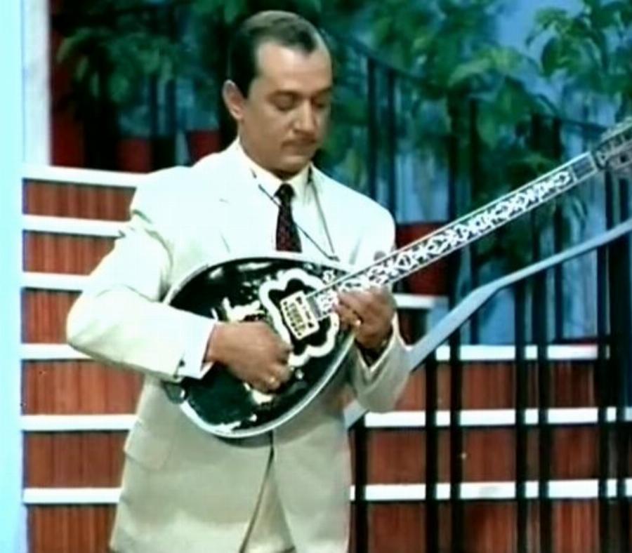 Μανώλης Χιώτης: Ο Θεός του μπουζουκιού που θαύμασε ο Τζίμι Χέντριξ, τα παιδικά χρόνια, ο γάμος με τη Μαίρη Λίντα και ο θάνατος στα 49 του