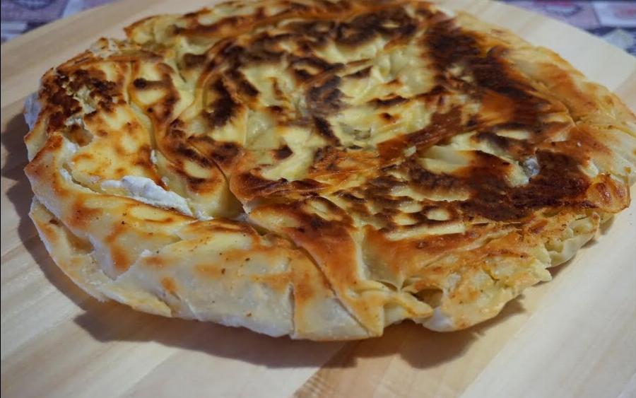 Θα μείνετε άφωνοι: Ονειρική τυρόπιτα στο τηγάνι με 2 τυριά – Έτοιμη σε χρόνο μηδέν