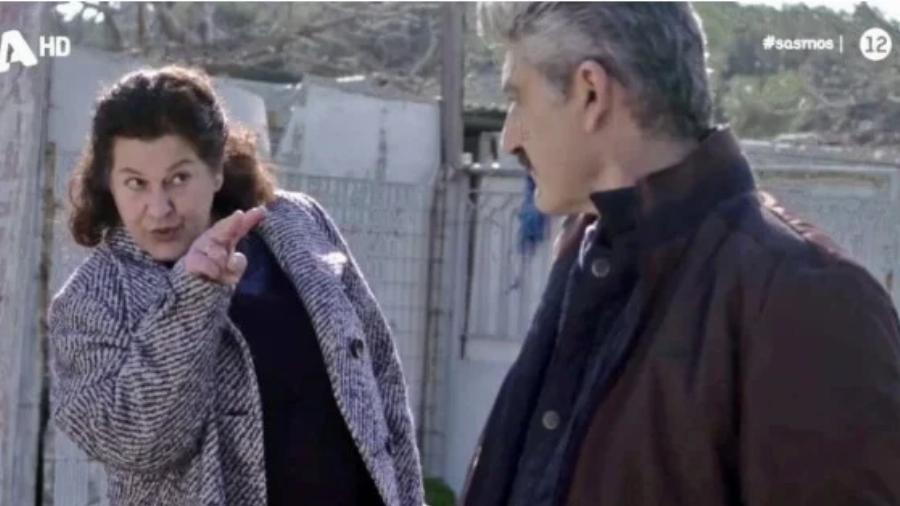 Στέλλα Γκίκα: Η «παπαδιά» του «Σασμού» ποζάρει χαμογελαστή με το μαγιό της σε νησί των Κυκλάδων