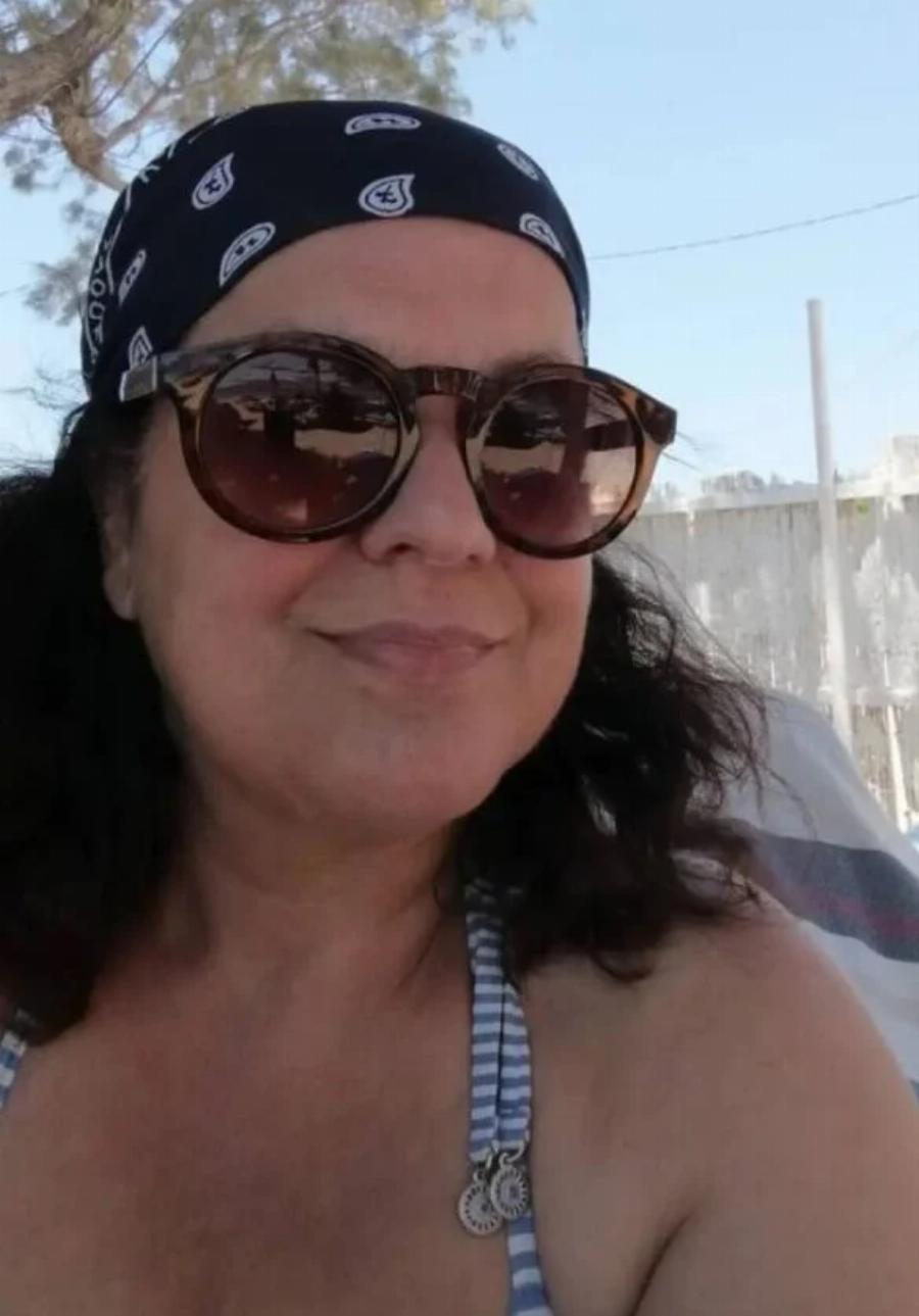 Στέλλα Γκίκα: Η «παπαδιά» του «Σασμού» ποζάρει χαμογελαστή με το μαγιό της σε νησί των Κυκλάδων