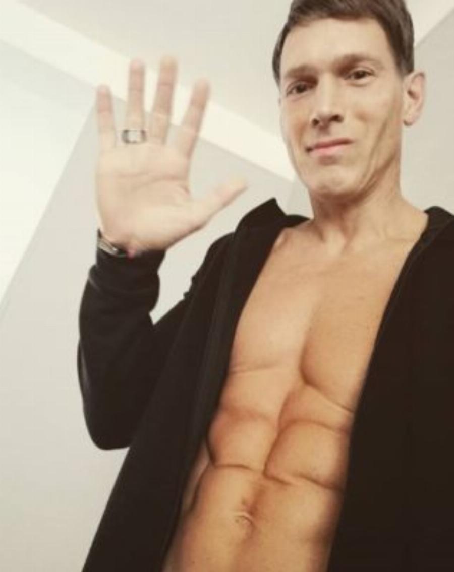 Δεν του φαίνεται: Είναι 56 ετών, μοιάζει με 30άρη, έχει 7 εγγόνια και αποκαλύπτει τα μυστικά της νεότητάς του