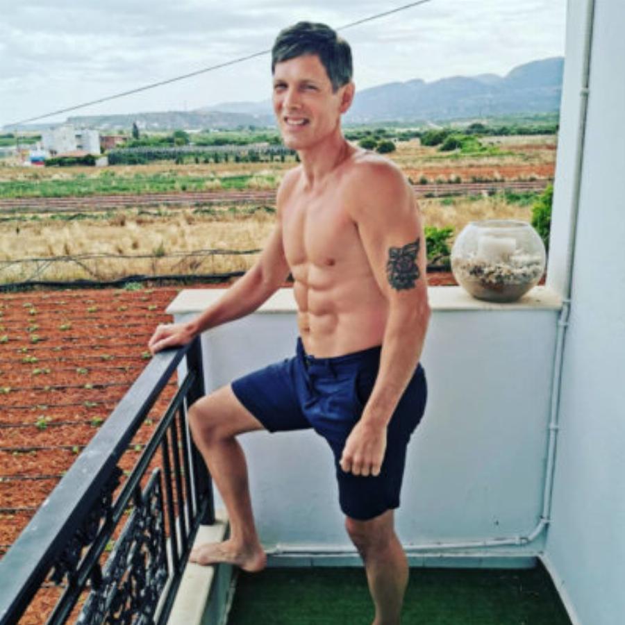 Δεν του φαίνεται: Είναι 56 ετών, μοιάζει με 30άρη, έχει 7 εγγόνια και αποκαλύπτει τα μυστικά της νεότητάς του