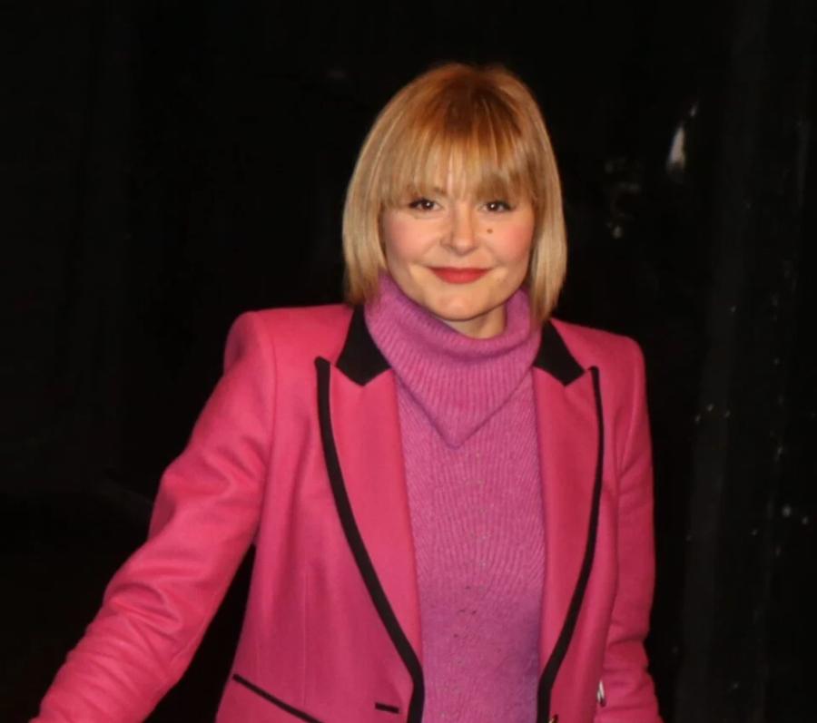 Εντυπωσιακή με κοντό μαλλί και 44 ετών: Αγνώριστη η Τζοάνα του Κων/νου & Ελένης – Δεν θα την αναγνώριζε σήμερα ούτε ο Μάνθος