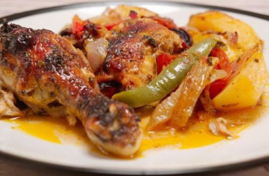 Η συνταγή της γιαγιάς: Πεντανόστιμα μπουτάκια κοτόπουλο με λαχανικά στο φούρνο – Θα ξετρελάνει μικρούς και μεγάλους