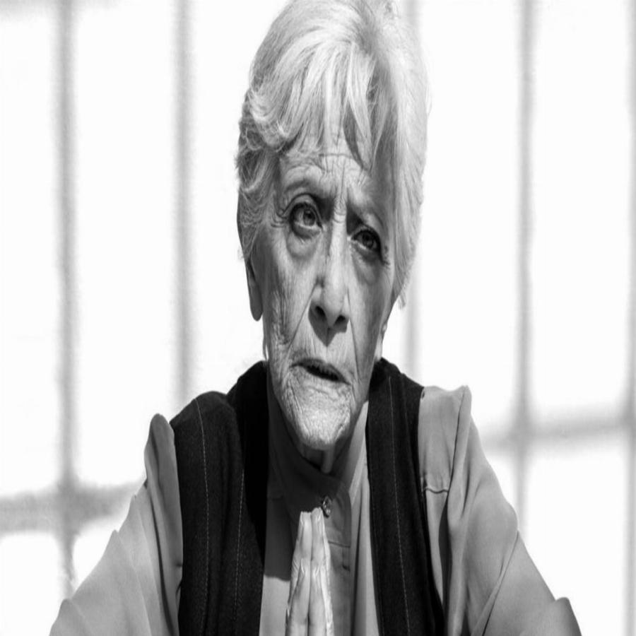 Δέσποινα Μπεμπεδέλη: Το όνειρο της γαλλικής φιλολογίας, η προσωπική της ζωή,  η απώλεια που την πόνεσε και τα 57 χρόνια καριέρας