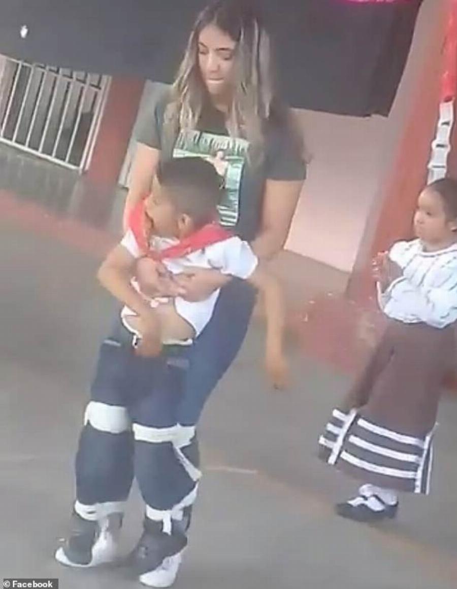 Πράξη ανθρωπιάς: Δασκάλα έδεσε πάνω της, μαθητή με κινητικά προβλήματα και χόρεψαν μαζί σε σχολική γιορτή