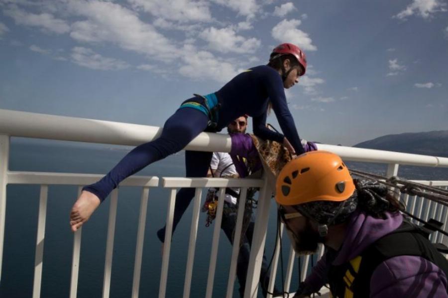 Χόρεψε στον αέρα: Ελληνίδα χορεύτρια κρεμάστηκε από την γέφυρα Ρίου-Αντιρρίου και άρχισε να χορεύει αιωρούμενη