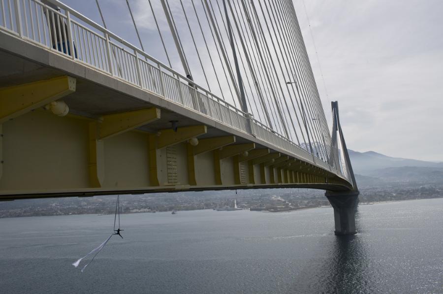 Χόρεψε στον αέρα: Ελληνίδα χορεύτρια κρεμάστηκε από την γέφυρα Ρίου-Αντιρρίου και άρχισε να χορεύει αιωρούμενη