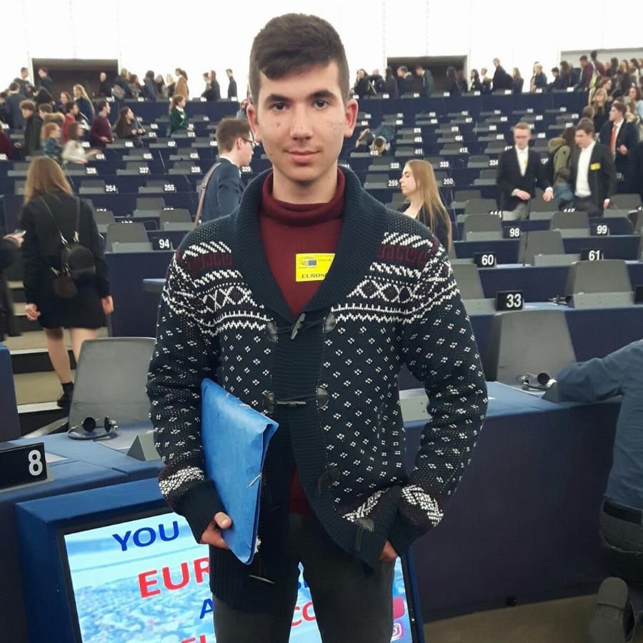 «Η επιτυχία δεν καθορίζει τη ζωή σου»: Παιδί με 7 αδέλφια που συγκέντρωσε 19.376 μόρια – Ο πρώτος των πρώτων στις πανελλαδικές εξετάσεις